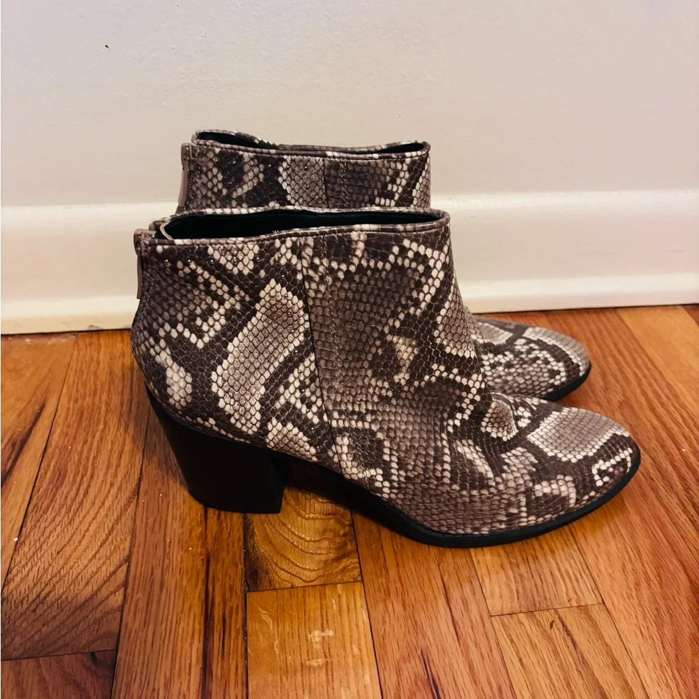 Massel snakeprint grey and black ankle heel bootie size 9, tried on in the